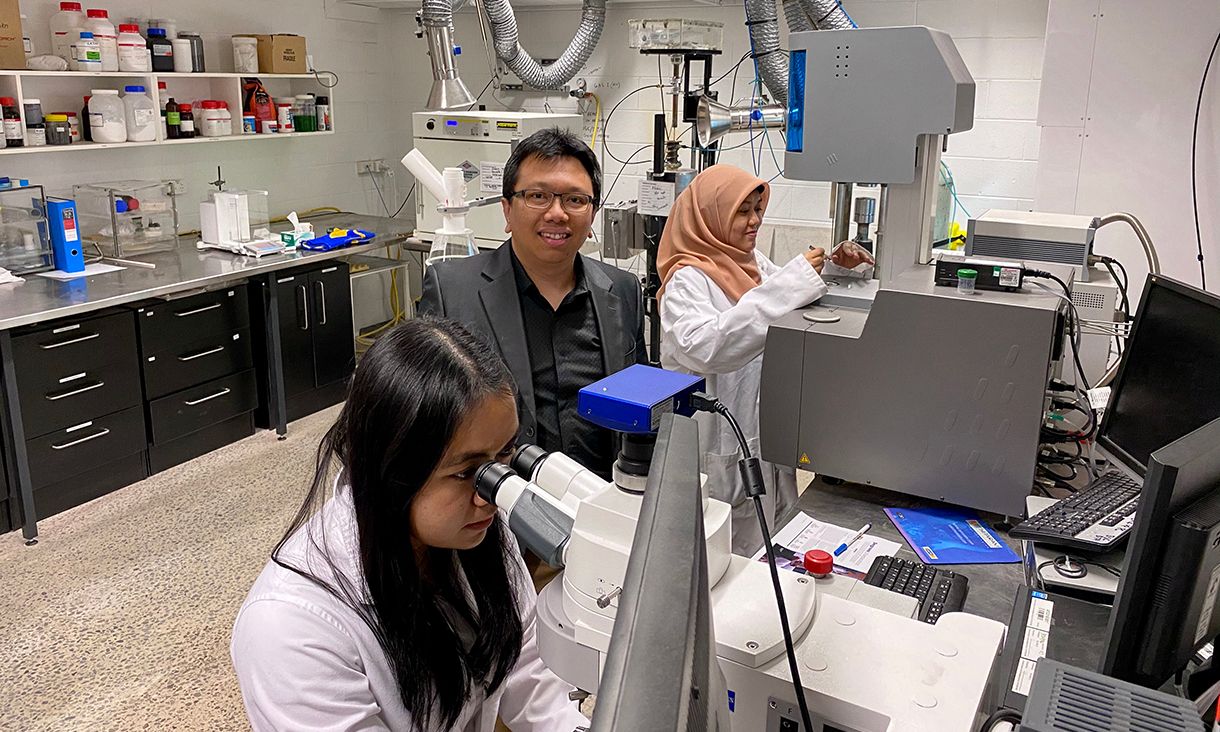 Professor Akbar Rhamdhani with postgrad students Professor Akbar Rhamdani in research lab with postgrad students Bintang Nuraeni (left) and Aulia Qisthi Mairizal (right)