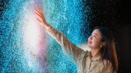 A female student observing a galaxy at Swinburne Virtual Universe.